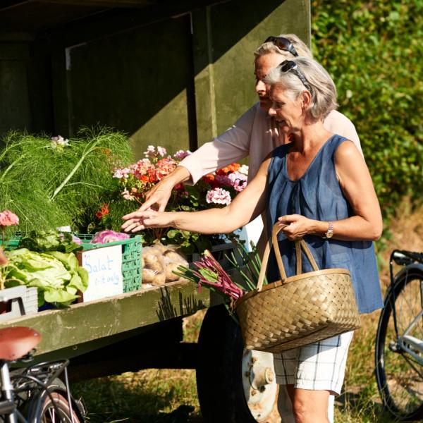 Par ved gårdbutik og cykler