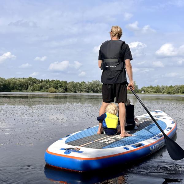 Familie står på SUP board