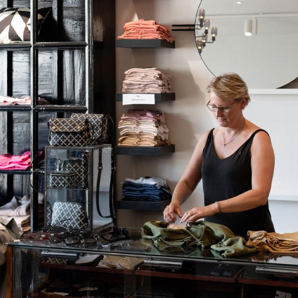Nakskov Kræmmerhuset tøj butik ekspedient kvinde