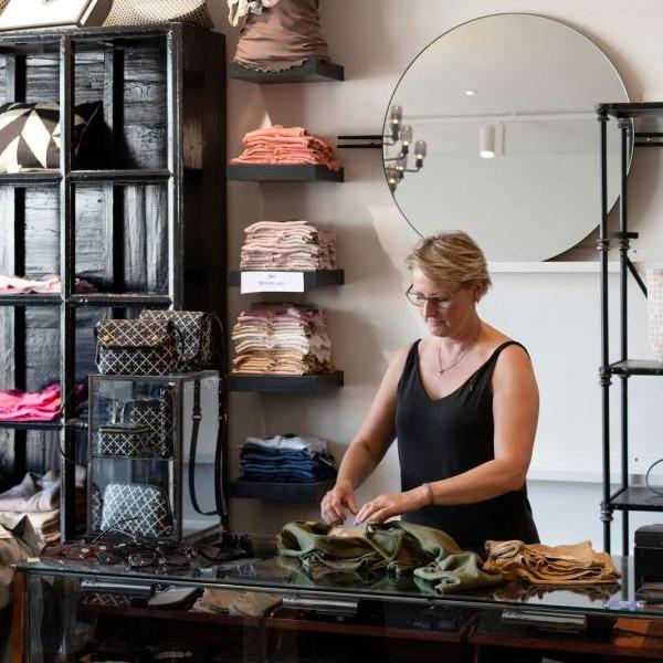 Nakskov Kræmmerhuset tøj butik ekspedient kvinde
