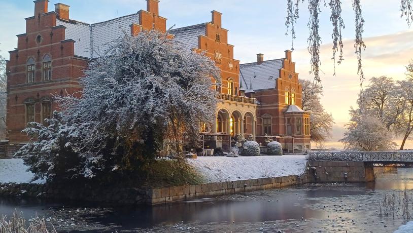 Fuglsang Herregård dækket i sne
