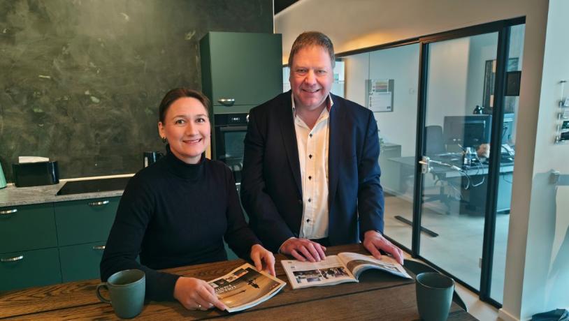 Julie Damskier og Lindy Kjøller fremviser Lolland-Falsters turistmagasin 2025