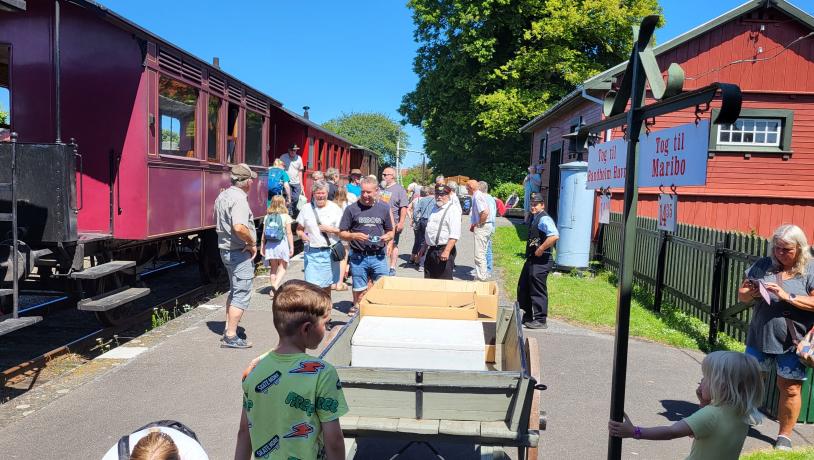 Museumsbanen Maribo-Bandholm mange passagerer på stationen
