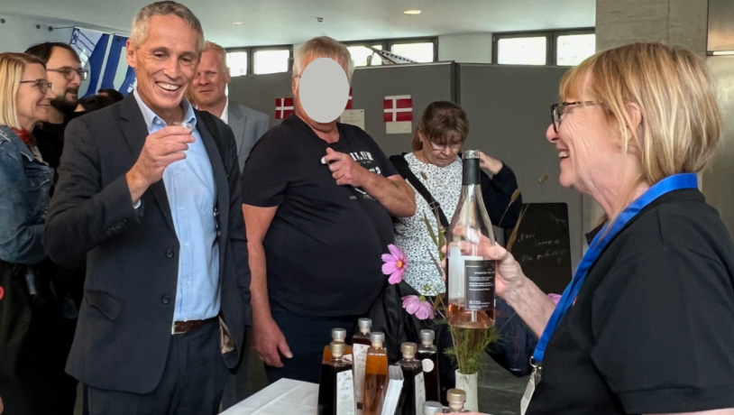Den danske ambassadør Thomas Østrup Møller nyder et glas rosé fra Østergaard Vinmageri.