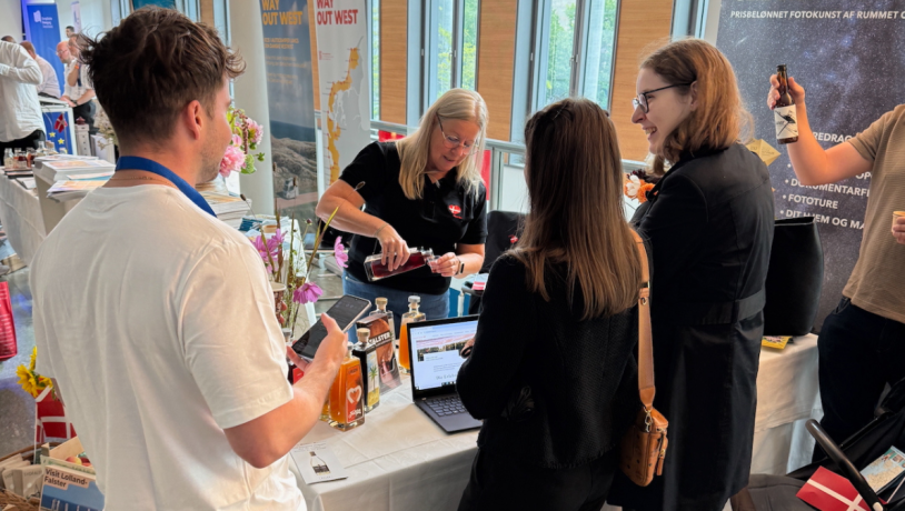 Janne Tribler Edvardsen serverer likør fra Falster Destilleri og Bryghus.