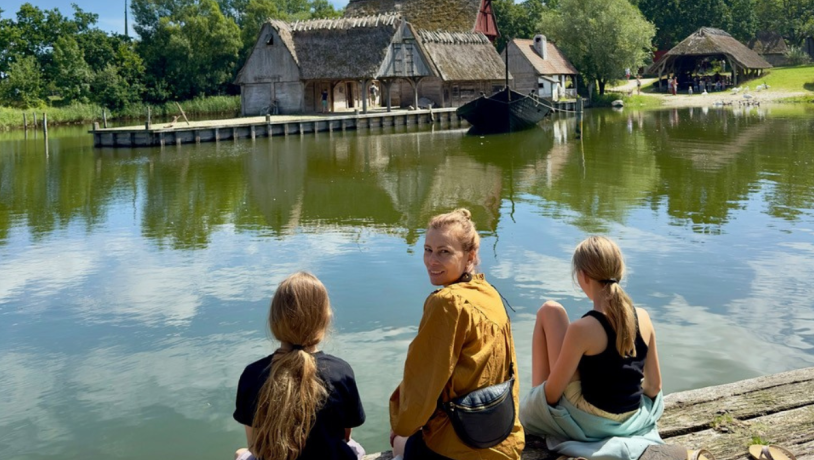 Janine Nickel fra Little Travel Society med børn på Middelaldercentret