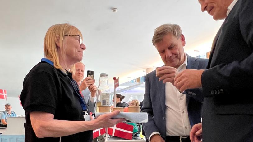 Den tyske udenrigsminister Johann Wadephul nyder et glas æblemost fra Lolle Frugt.