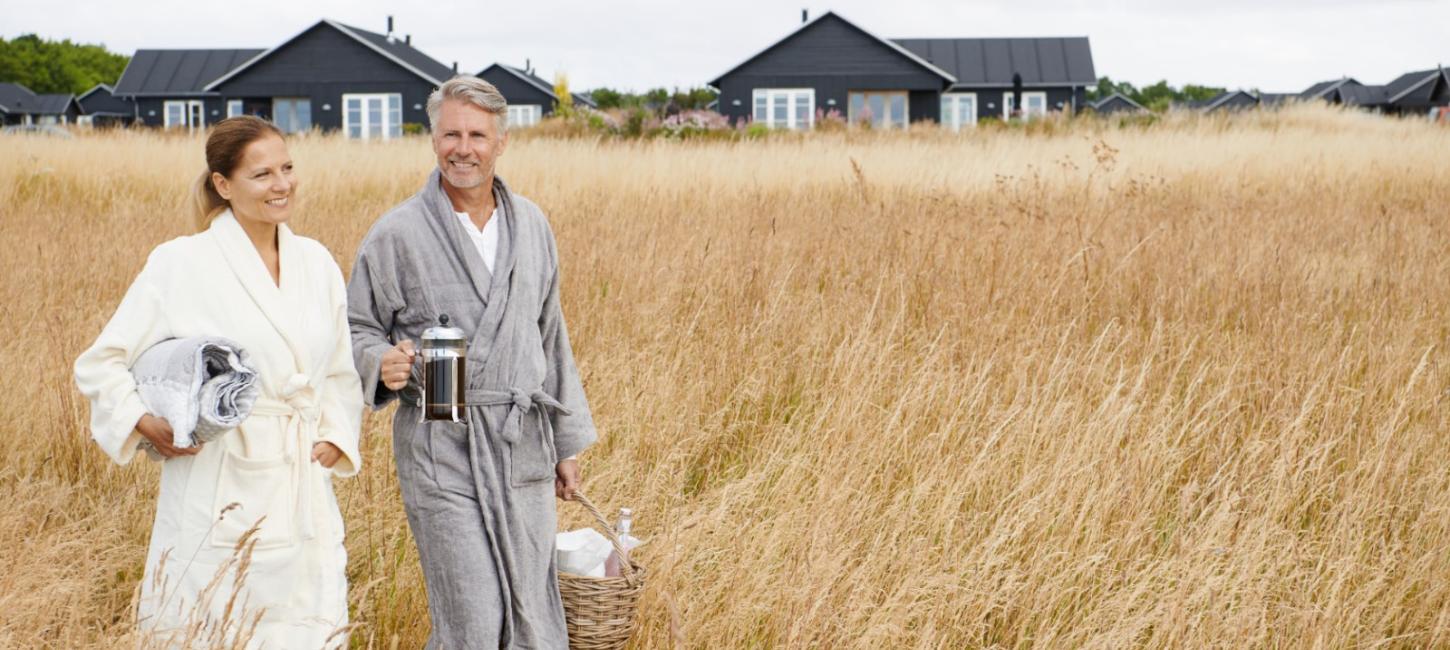 Par går ved sommerhuse i Nysted