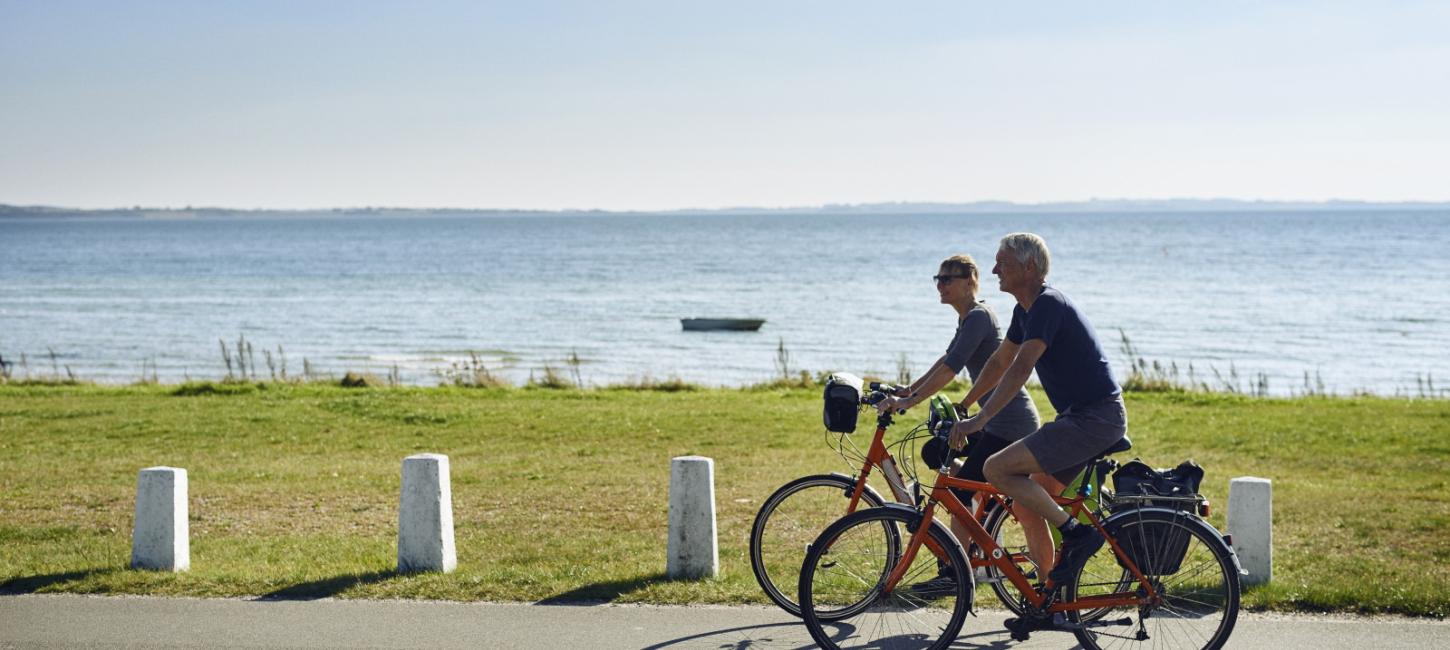 Par cykler ved kysten