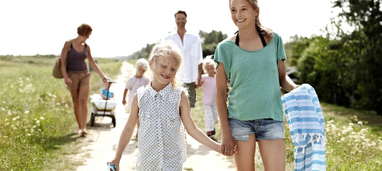 Marielyst familie går med trækvogn sommer