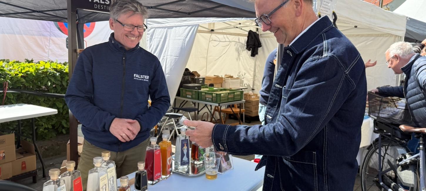 Madens Folkemøde 25 Martin Iversen fra Falster Destilleri & Bryghus viser sine produkter frem til Christian Schou