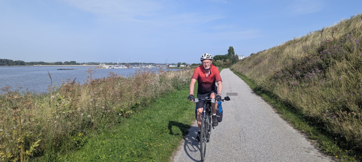 cykelturist cykler langs diget