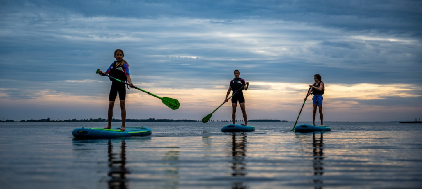 Janine Nickel fra Little Travel Society på sup med sine børn