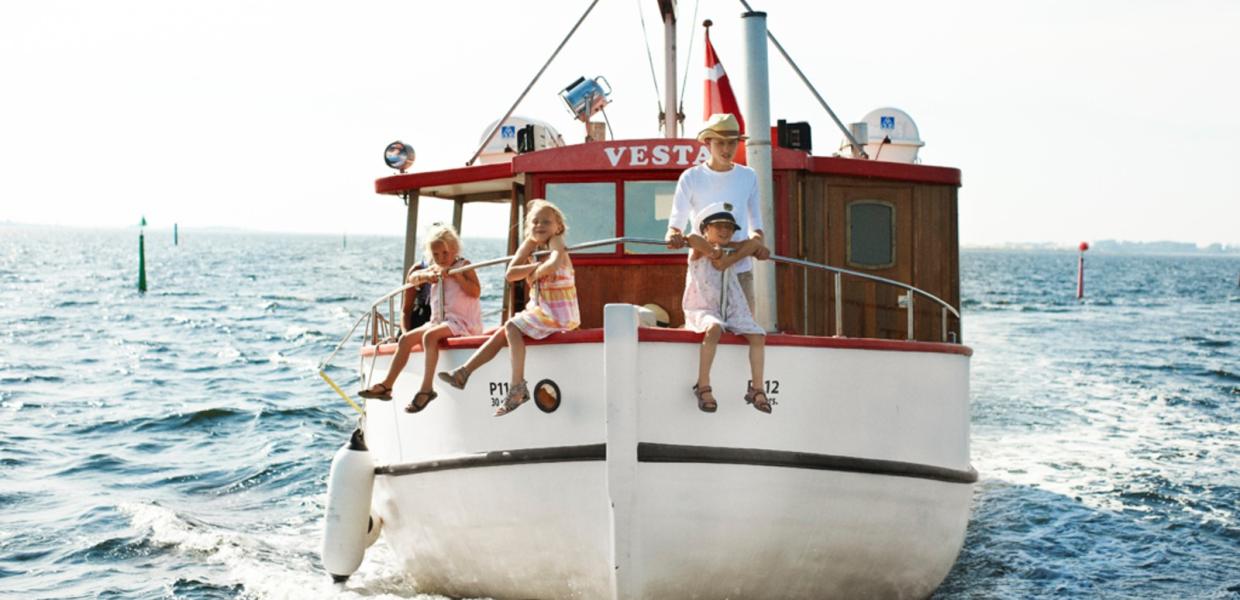 Postbåden Nakskov Fjord med familie