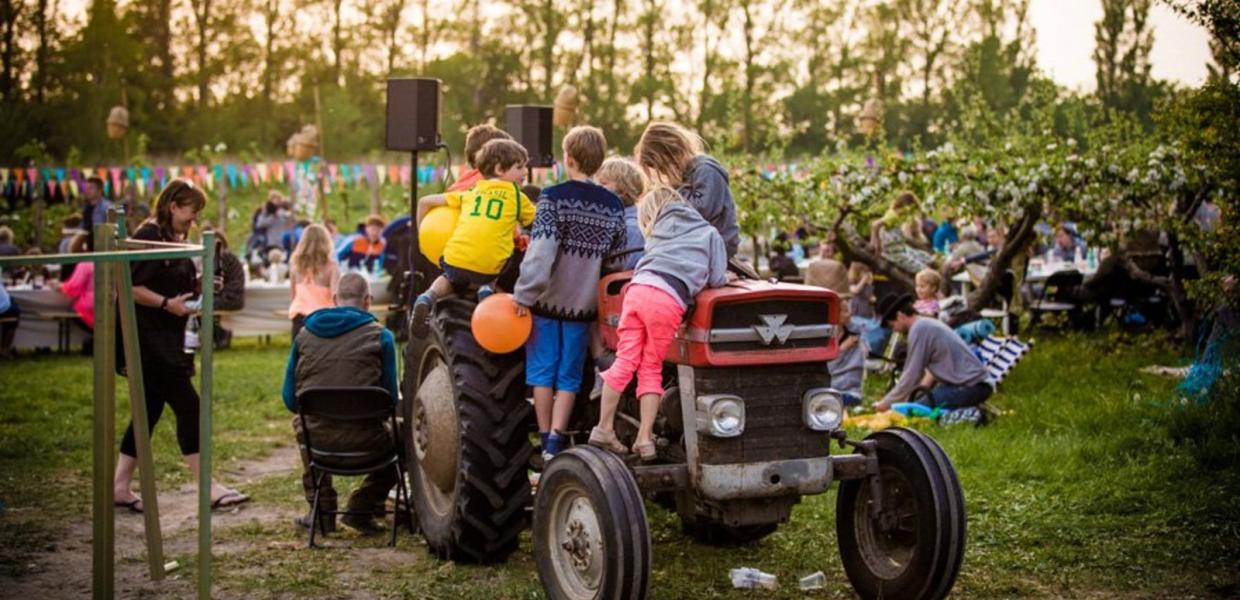 Apple Flower Festival Askø-Lilleø børn på traktor