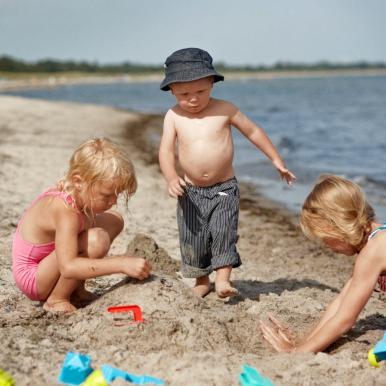 Børn leger på strand