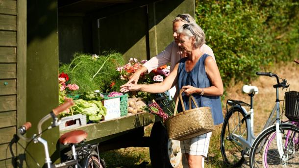 Par ved gårdbutik og cykler