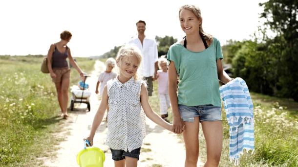 Marielyst familie går med trækvogn sommer