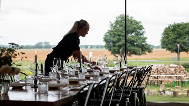 Tjener dækker bord på restaurant