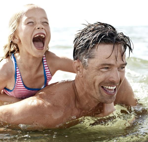 Marielyst far og datter leger i vandet sommer