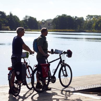 Mænd på cykel ved havn