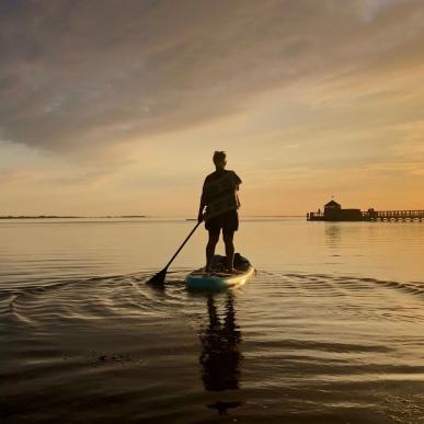Person står på SUP board på Nakskov Fjord
