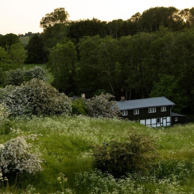Bindingsværkshus i naturen i Kragenæs
