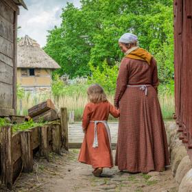 Nykøbing Falster Middelaldercentret kvinde og pige går mellem huse