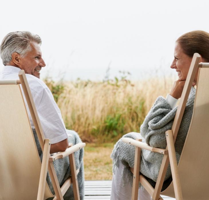 Par sidder i strandstole i Nysted